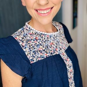 NWT 💙Navy Floral Embroidered Flutter Sleeve Top⭐️